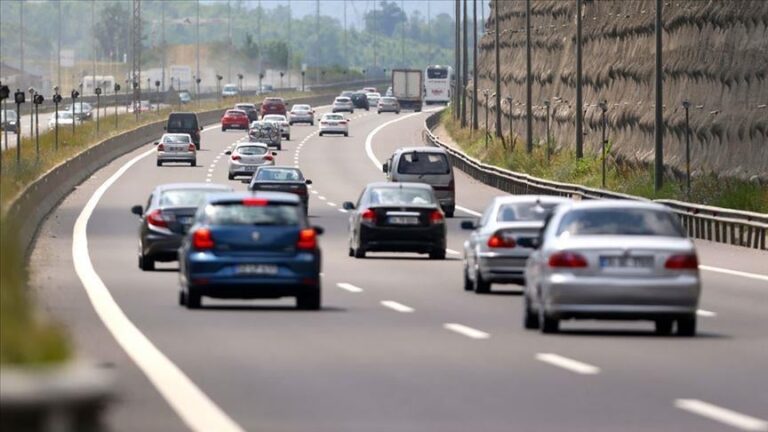 trafikteki-aracin-yasi-her-seyi-ele-veriyor-rekor-rakamlarin-asli-buymus-56GyiirQ.jpg