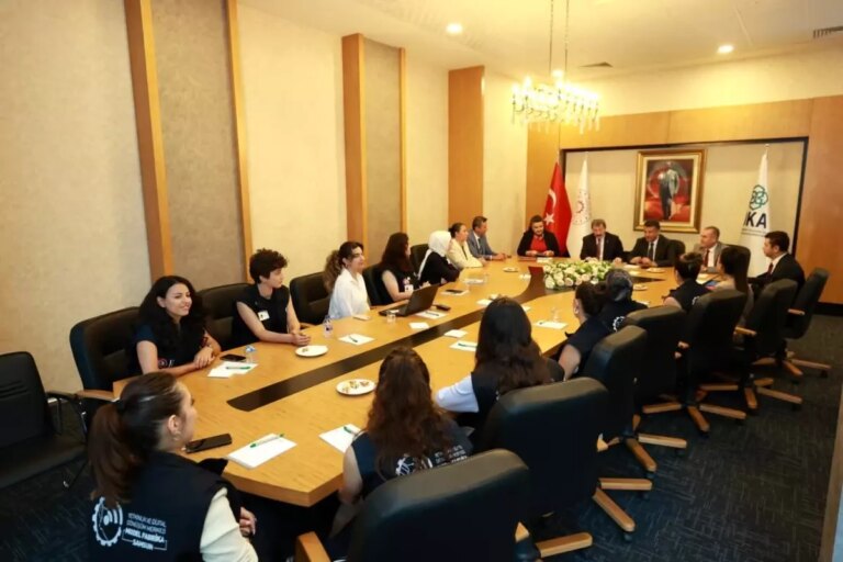 kadin-muhendis-yetistirme-okulu-projesi-ile-ikiz-donusumun-onculeri-yetisiyor-Q9OQtBKp.jpg