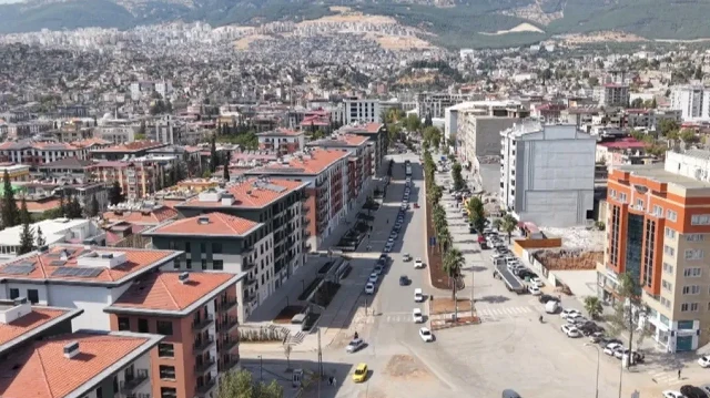 deprem oncesi ve sonrasi bir sehrin degisimi yikilan yapilarin yerine yeni projeler yukseliyor M6lQlmbB