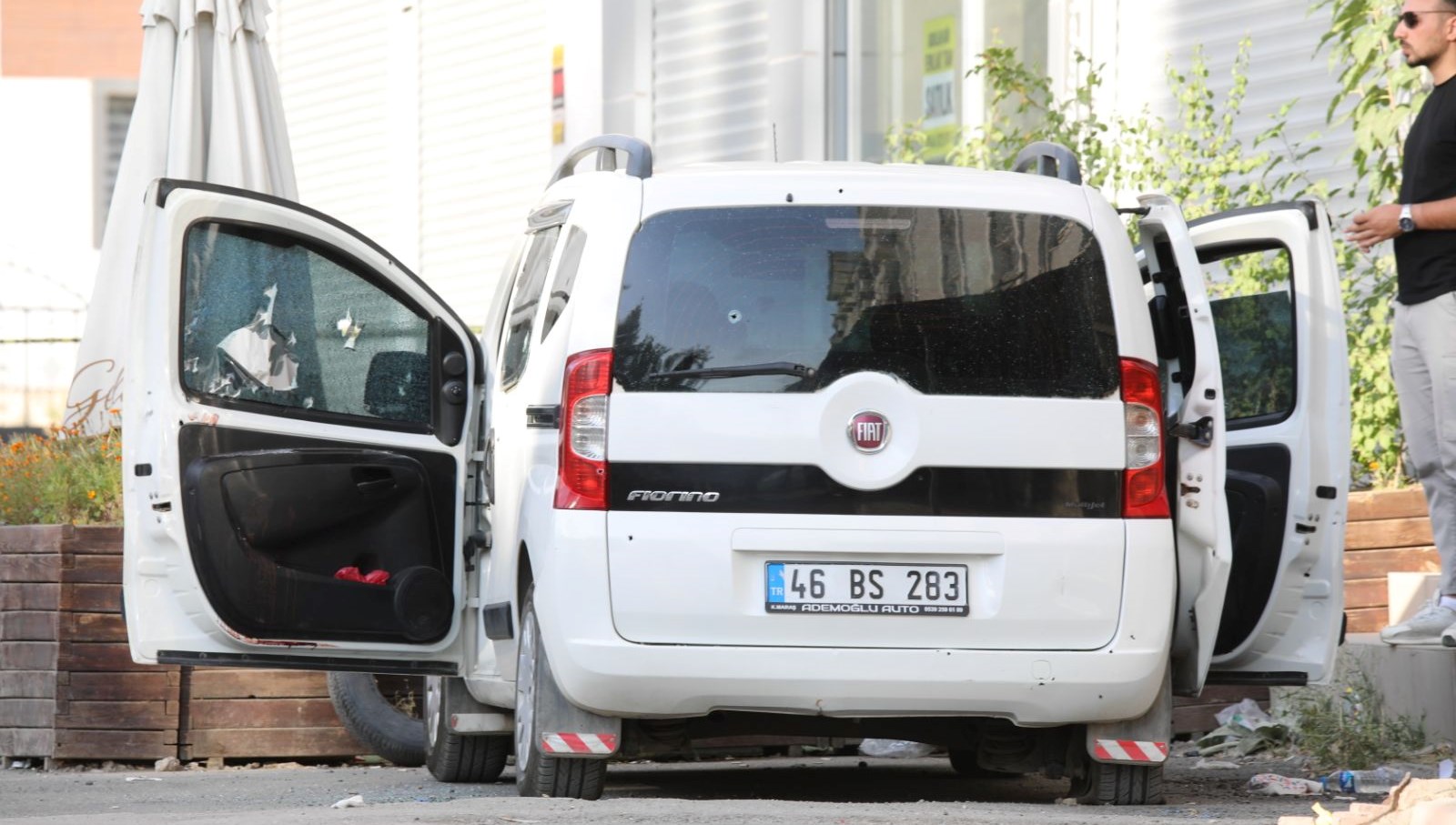 iki kardes araclarinda kursun yagmuruna tutularak olduruldu j2jW9ynL