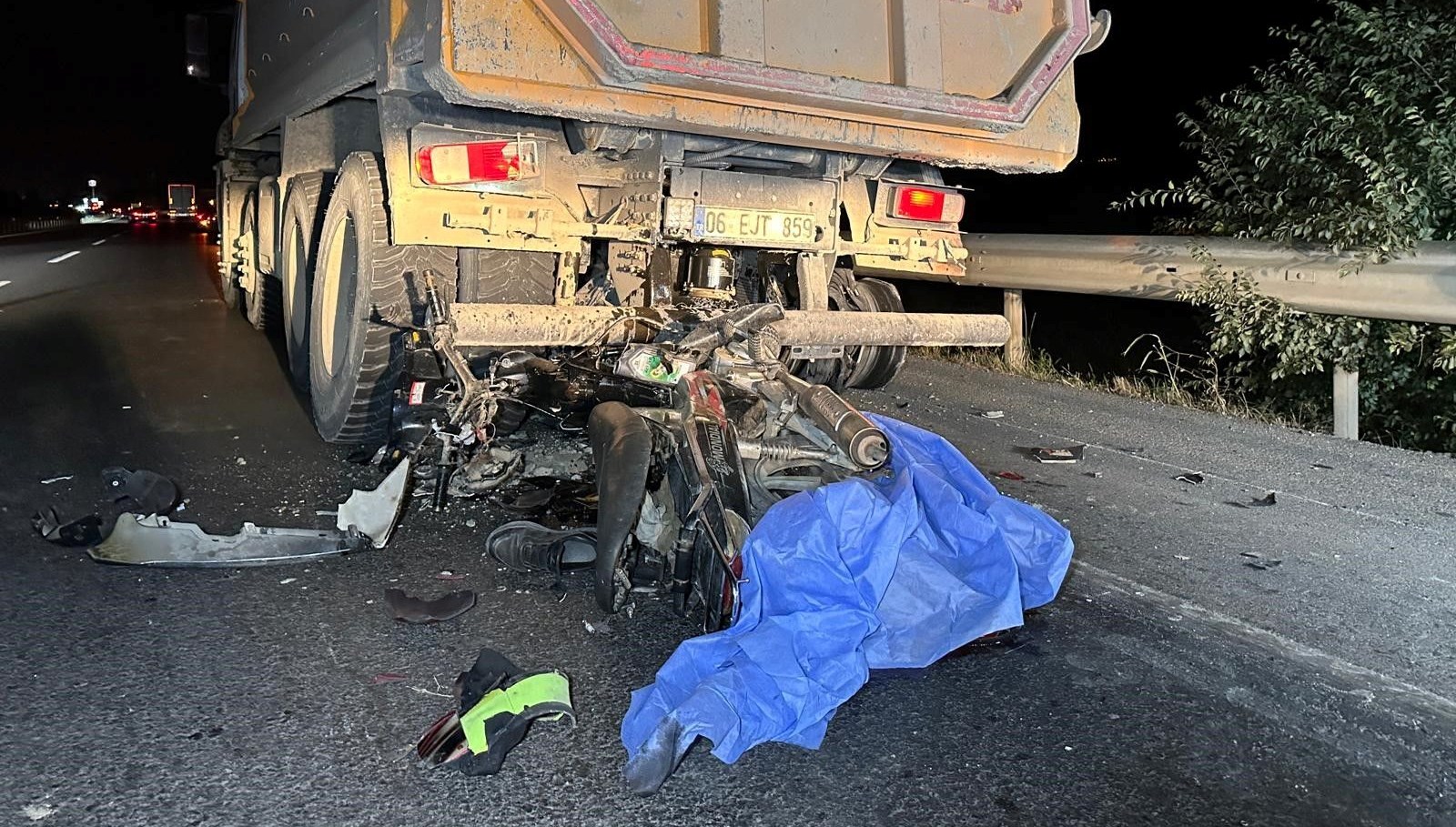 motosiklet kamyona arkadan carpti surucu hayatini kaybetti ITcHxwdA