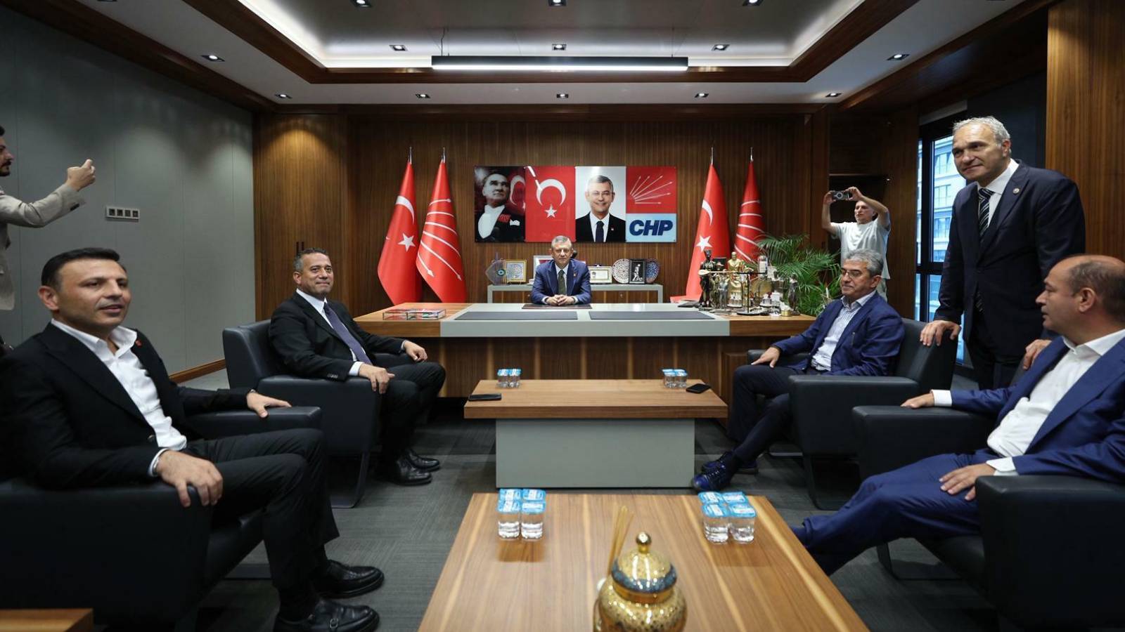 ozgur ozel chpnin binalarina cokulurken sessiz kalanlara sesleniyorum sira sana geldiginde is isten gecmis olacak mwycgcIO