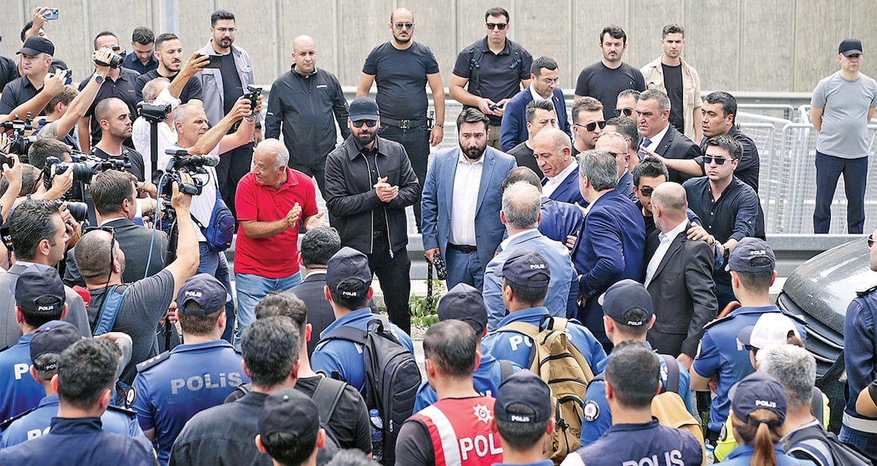 polis ordusuyla geldi su yumurta attilar l1NM9cyU