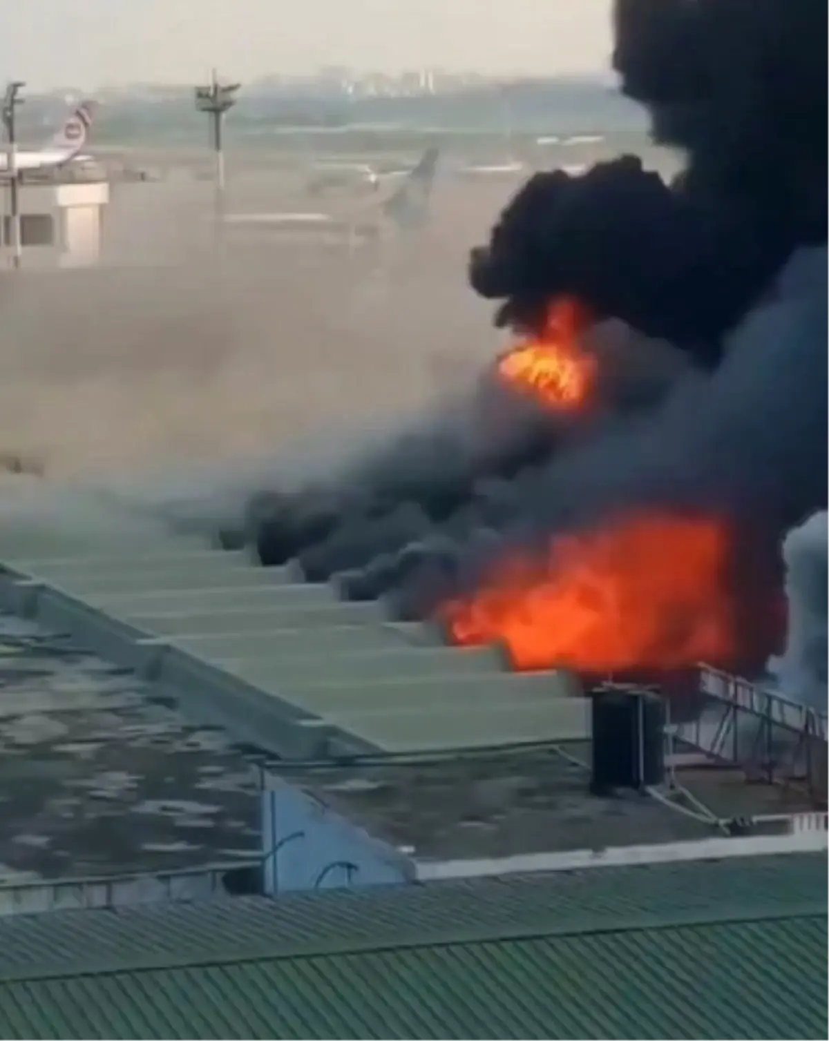 dakka havalimaninda yangin 9x7eTvOO.jpg