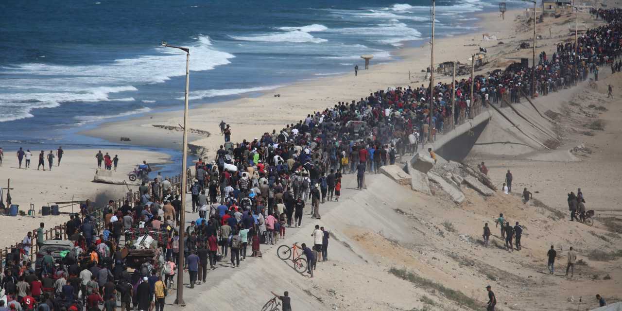 gazzeliler evlerinin enkazi uzerine cadir kuruyor DqA2BIkj