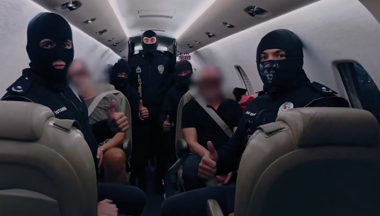 kirmizi bultenle araniyordu baede yakalanan iki kisi turkiyeye getirildi YPhIltfv