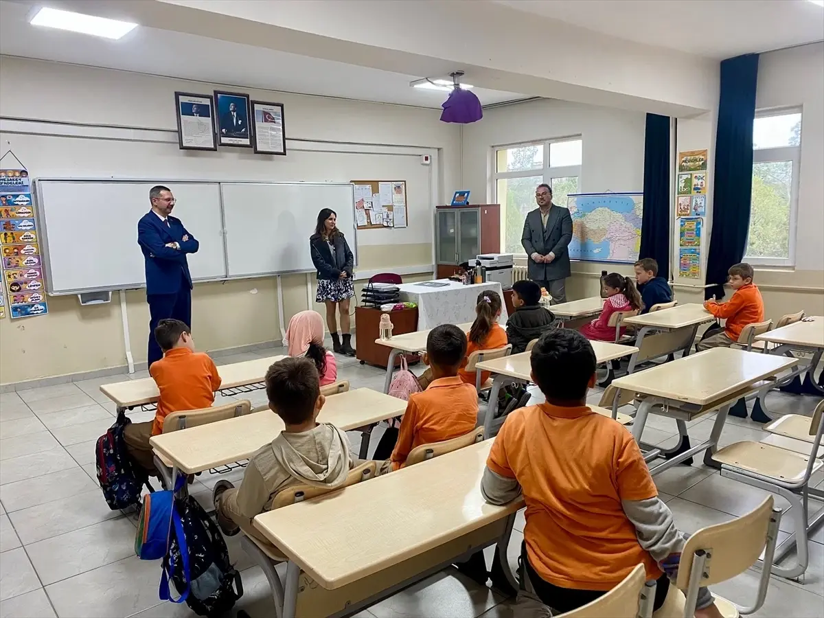 pinarhisar kaymakami enver ozderin ogrencilerle bulustu PfVx28YV.jpg