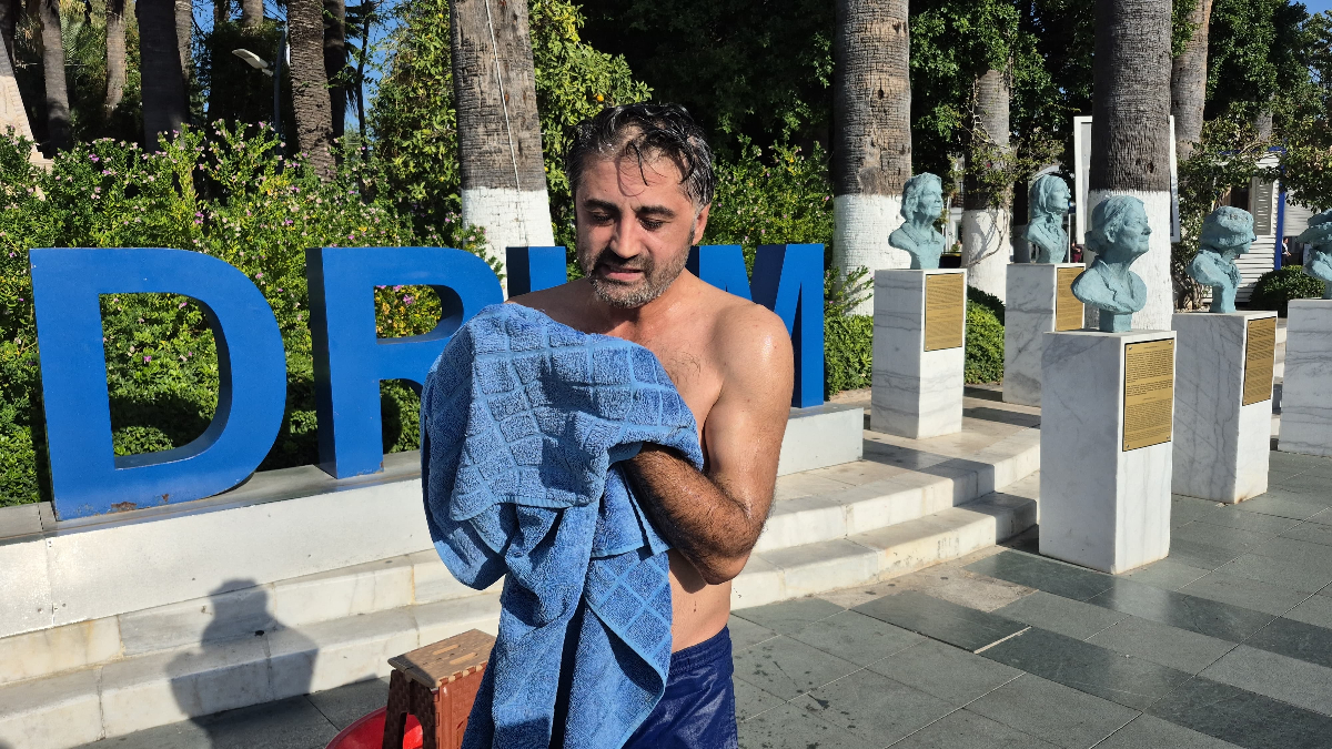 muglanin bodrum ilcesinde bir kisi su kesintisini protesto etmek icin meydanda dus aldi LPQBlMPL.jpg