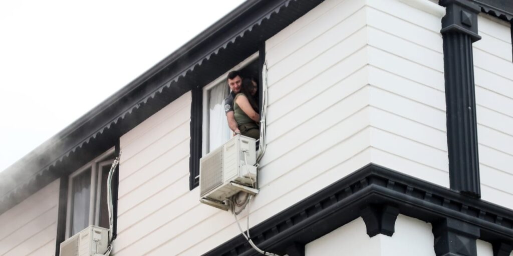 apart-otelde-yangin-panigi-itfaiyeciler-mahsur-kalanlar-icin-seferber-oldu-Sid4fCZE