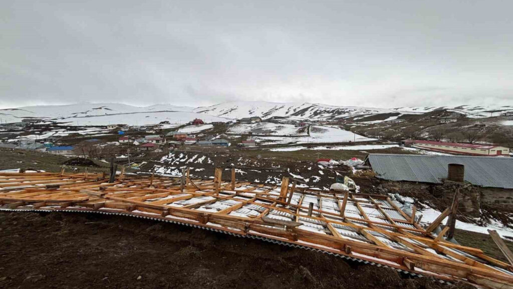 ardahanda-siddetli-ruzgar-catilari-ucurdu-qmGfWu8C