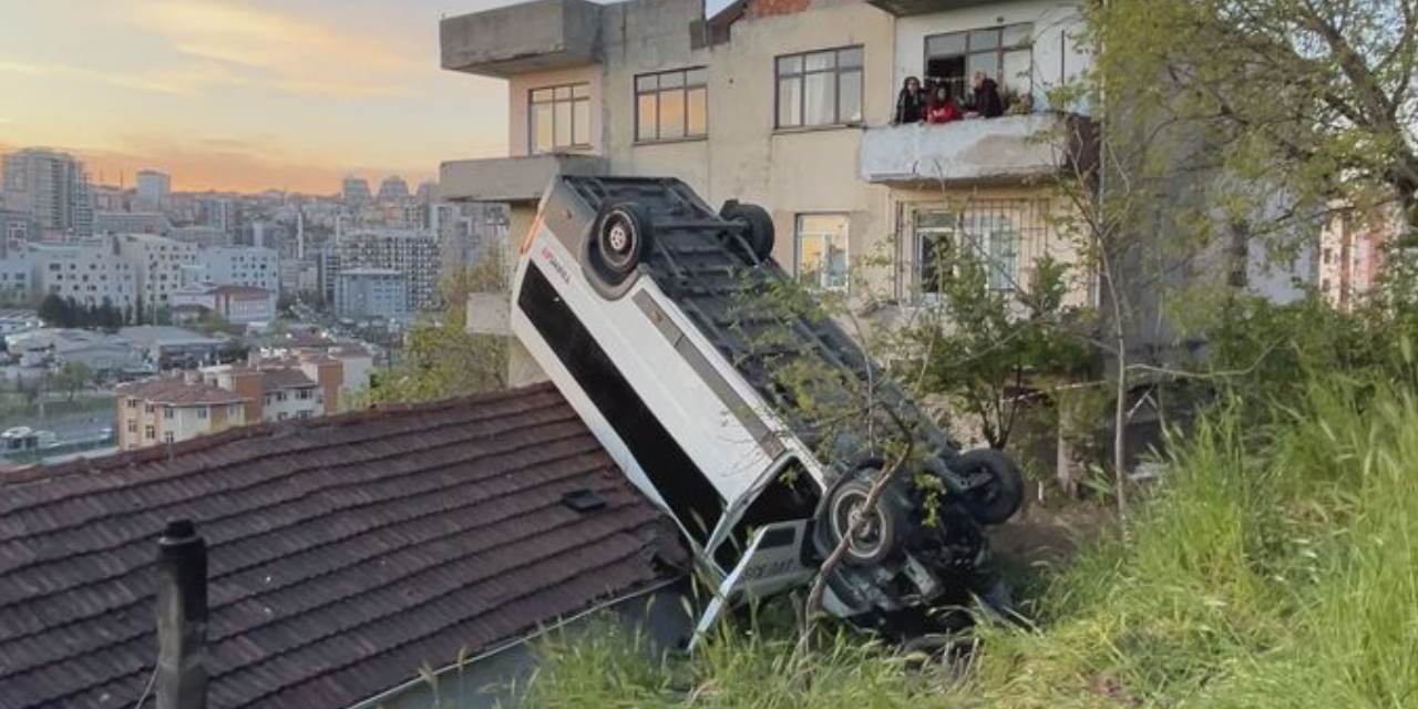 Kağıthane’de Servis Aracı Çatıya Düştü: Sürücü Yaralı