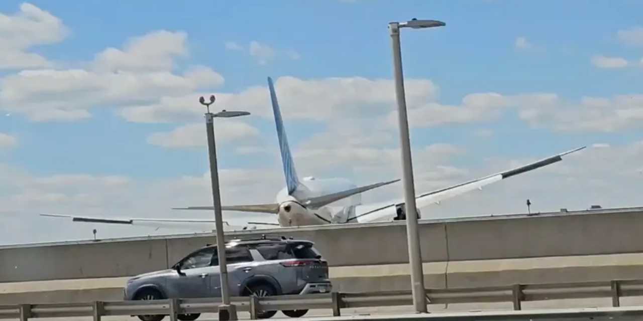 Newark Havalimanı’nda Uçak ve Kamyon Çarpıştı