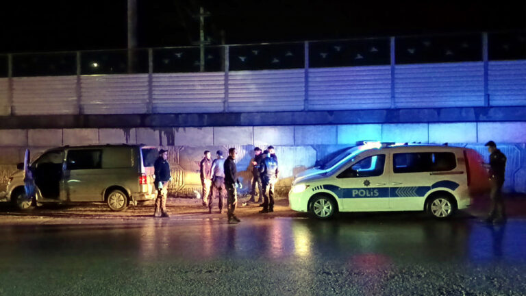 polis-kadina-siddet-ihbarina-gitmisti-kadin-bagaji-isaret-etti-pcx9WfAl