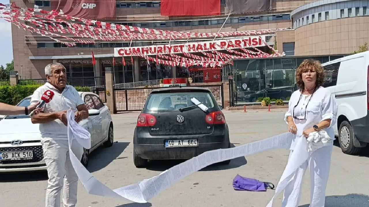Kilicdaroglunu istemiyoruz imzalarini teslim etmek icin ankaraya gittiler randevu bekliyorlar g2rjLWUp